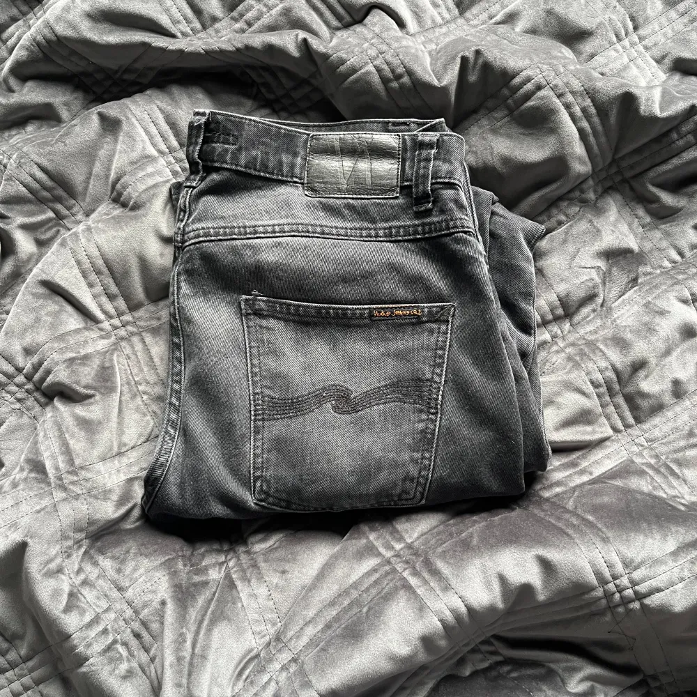 Riktigt snygga jeans från Nudie i grå färg. Säljes pga för små nu men älskar jeansen. Sparsamt använda, inga tydliga tecken på användning. . Jeans & Byxor.