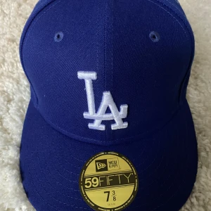 Blå New era keps - Ny köpt använd 1 gång, inte smutsig. Storlek 58,7 Original pris 450-550 Säljer för 280