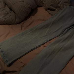 Här säljer mina zara jeans med raka ben och säljer pågrund av för små och använda 1 gång 💕