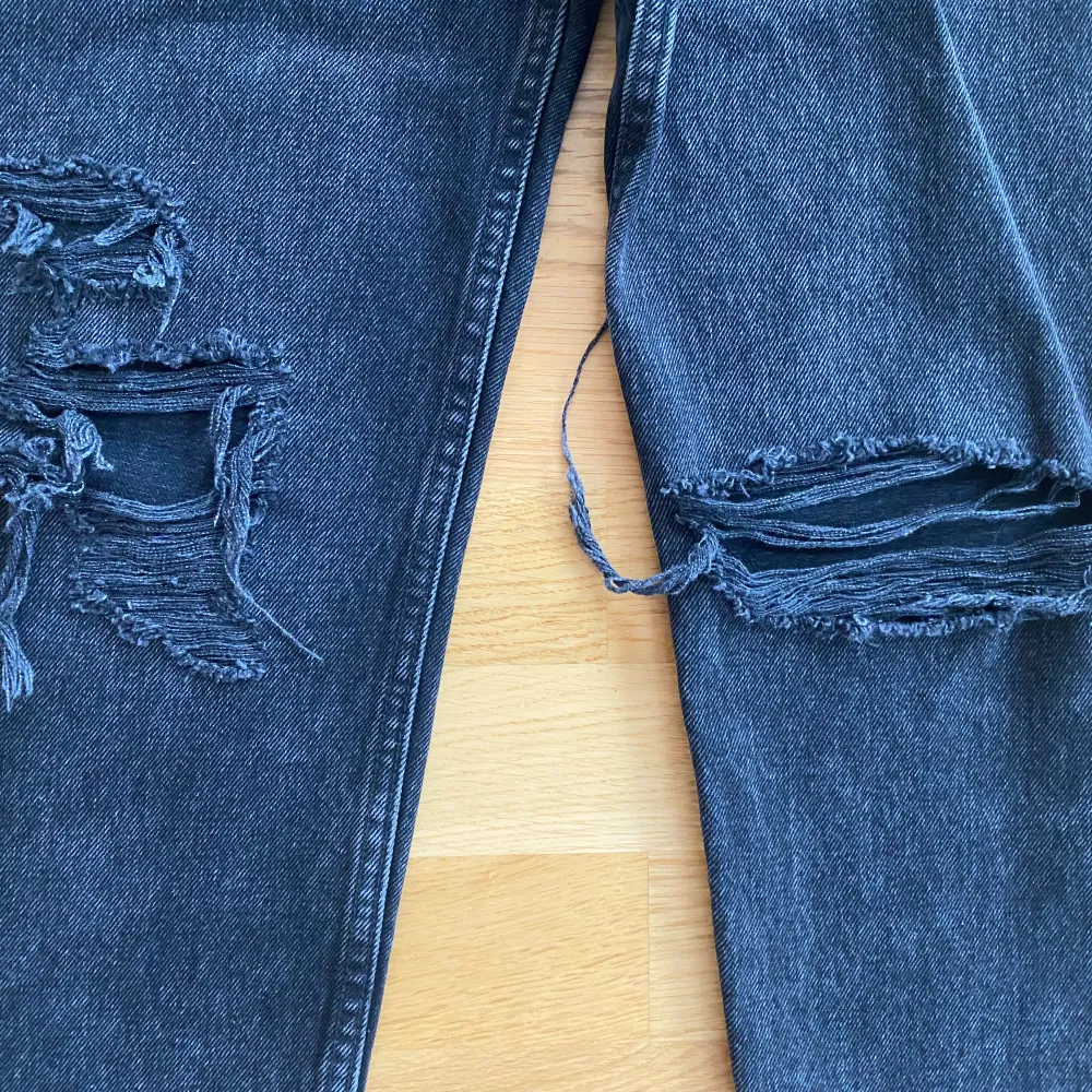 Svarta jeans med hål på knäna i strl 36 från Zara.  Mått Midjan: ca 36 cm Från grenen och ner: ca 70 cm  Material: 100% bomull   Använda vid ett par tillfällen och i fint begagnat skick.  Kommer från ett djur och rökfritt hem. Jeans & Byxor.