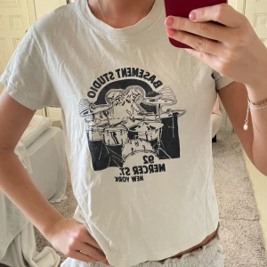 Brandy Melville t-shirt - Super fin beige vit t-shirt från brandy Melville, fint skick. Kommer tyvär inte till användning. One Size men passar mig perfekt som har xs-s så kan passa en eventuell medium men att den sitter lite mer figur nära då😁