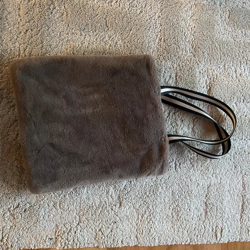 Fluffig toteväska i fejkpäls Köpt för 100:-. Accessoarer.