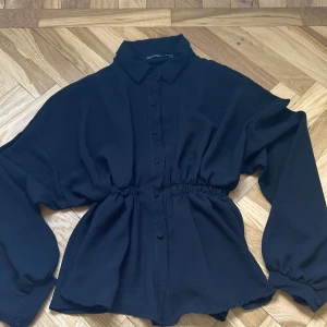 Blus - Blus från boohoo, knappar fram och resår i midjan, stl S. Använt en gång.