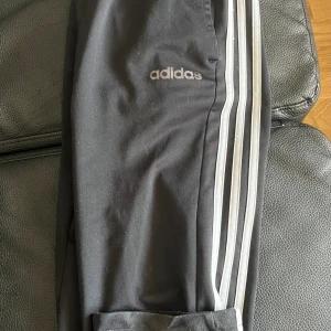 Adidas byxor - Storlek M  Bra skick 