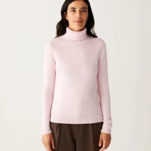 Kashmir Tröja - 100% kashmir tröja i ljusrosa, är stl M men är liten i storleken. Inga som helst defekter, tvättad en gång och använd 2 gånger. Nypris ca 3700 😊