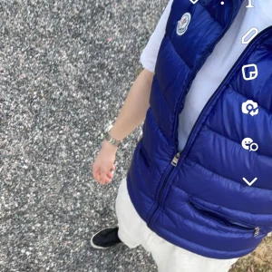 Moncler gui vest  - Moncler gui vest strl: 3/M. Grymt skick,knappt använd. Äkthetsbevis finns vid möjlig affär  Nypris: 8415kr 
