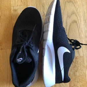 Nike skor - Sonen har växt ur sina Nike skor och tycker det är synd de bara står.  Använda väldigt få ggr under en termins gymnastik.  Väldigt fint skick.  Säljes för 50 kr då jag bara vill bli av med dem. 