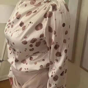 Blus - Väldigt fint blus , festligt , fina detaljer med silver knappar. Köpt i Vienna .