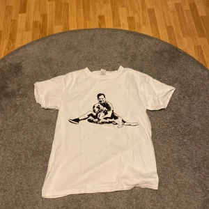 Ulf Kristersson t shirt - Helt ny, använd en gång. Kontakta för pris. 