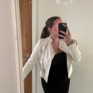 Jacka - Säljer en vit skinn jacka jättefin! Inte till användning så den är i fint skick.  