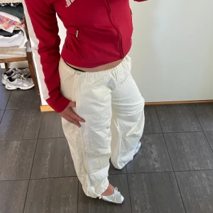 Vita parachute pants  - Säljer dessa off-white parachute pantsen då de aldrig kommit till användning i storlek L. Mycket bra skick, utan defekter. Om du har övriga frågor eller önskar fler bilder är det bara att hmu!. Köp direkt för 100kr. 