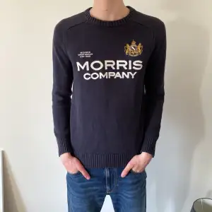 Säljer en Morris tröja i storlek Xs men sitter mer som S eller M. 8/10 skick, inga defekter. Nypris: 1400kr, Vårt pris: 299kr. Modellen är 190 cm lång. Hör av er vid frågor eller funderingar 