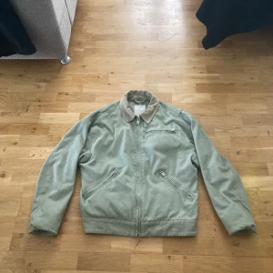 Jacka - Riktigt snygg jacka som liknar carhartt. I bra skick, storlek M.