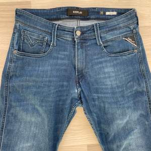 Säljer dessa feta Replay Anbass jeans | Stl W30 L32 | Använt skick, 8/10 | Hör gärna av vid frågor och funderingar! (Priset är ej hugget i sten!)
