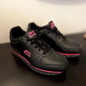 Slazenger Classic, strl 38,5 - Träningsskor till dam i storlek 38,5.  Aldrig använda! 