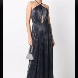 Maje balklänning marinblå - Denna skimriga vackra balklänning från maje. Prislapp kvar, oanvänd. Perfekt om man inte hunnit hitta en balklänning än. Kan mötas upp/frakta. Storlek 40 men passar S/M 💕  