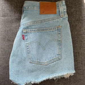 Levis shorts  - Säljer mina Levis shorts då jag aldrig använt dom och är för små för mig. Jag köpte dem för 700 men säljer för 300🥰