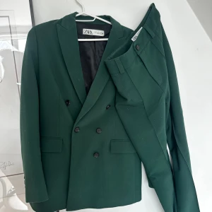Grönt blazerset Zara - Blazer: S  Byxor: XS  Använd en gång, säljer båda för 600 💚💚