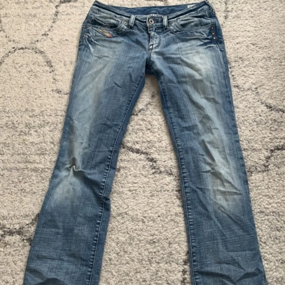 intressekoll för mina diesel jeans! köpte dem nyligen p second hand o byxorna har inga skador! dem e straight ish skulle ja säga😇 skriv om du har frågor😝 . Jeans & Byxor.