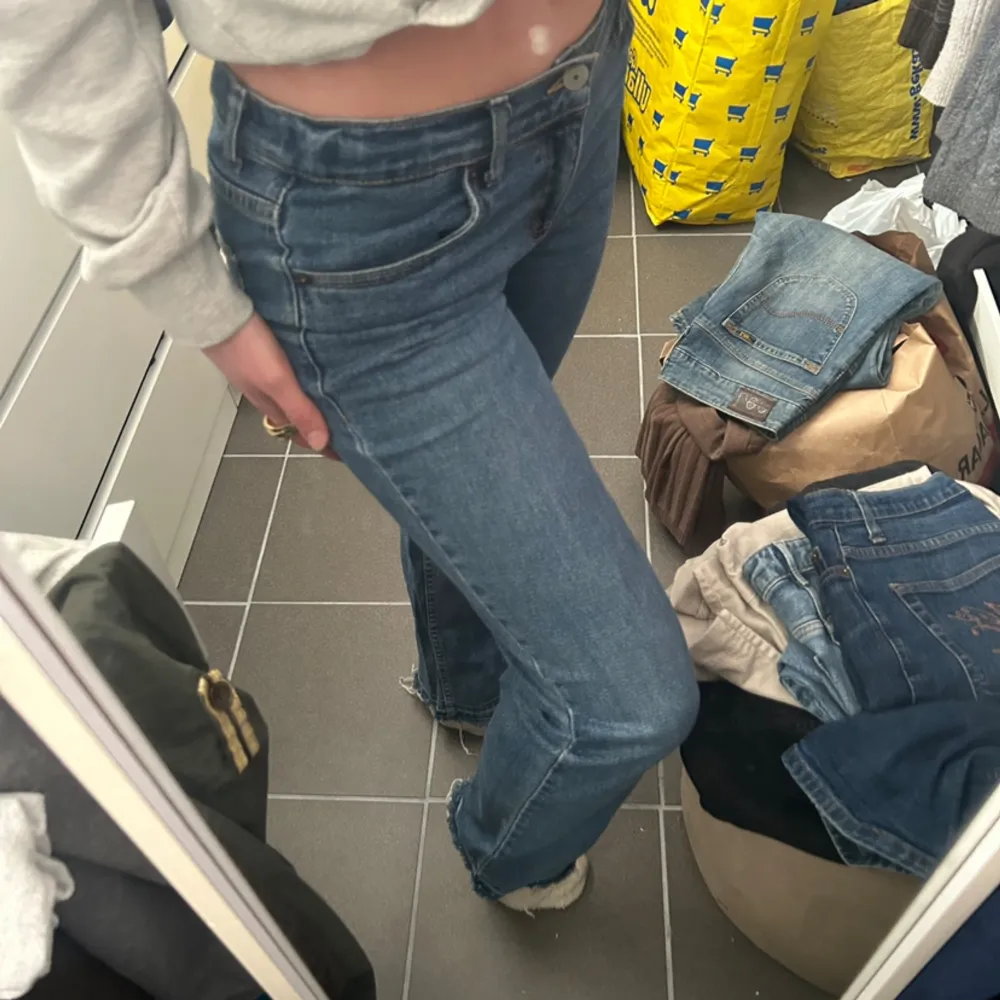 Supersnygga Levis jeans! Säljer då dem tyvärr är förstora på mig(det är min kompis på bilderna) jeansen är i barnstolek(Stl: 170) Därav har dem resårband i midjan som man kan dra åt! Pris kan diskuteras💕. Jeans & Byxor.