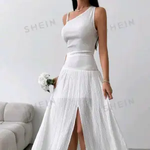 Säljer denna vackra klänning från shein i stl Xs. Använd 1 gång och är i väldigt bra skick. Pris kan diskuteras, kan samt skicka närmare bilder.