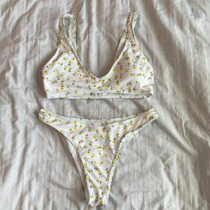 Säljer denna söta bikinin 💕 perfekt till sommaren ☺️säljer pågrund av att den är för liten för mig! 
