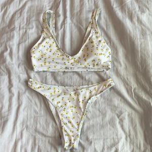 Blommig bikini  - Säljer denna söta bikinin 💕 perfekt till sommaren ☺️säljer pågrund av att den är för liten för mig! 