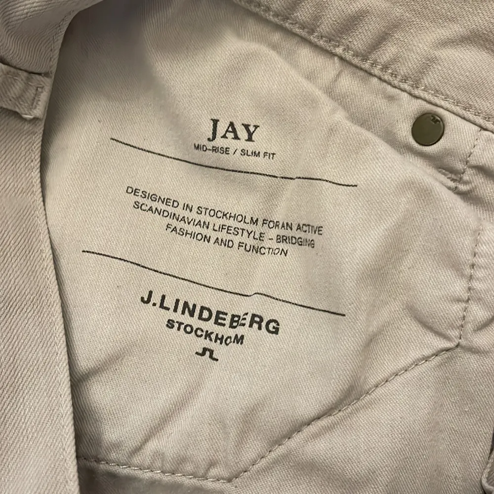 Stilrena och snygga J.Lindeberg jeans i perfekt skick inga skador! Äldre modell som inte säljs längre. Slim fit, riktigt grisch🍾😝 Skriv privat till mig för fler frågor!🙏 Färgen är grå!. Jeans & Byxor.