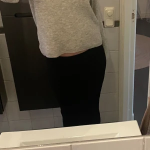 Svart kjol - Säljer min fina ribbade, svarta kjol i strl S från zara som jag köpte förra året🥰. Den är knappt använd och därav i fint skick. Den är medellång och  går ner till vaderna på mig som är ca 174🥰