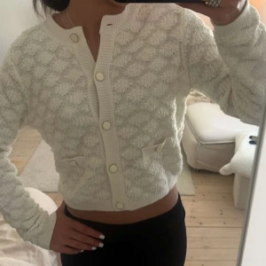 Kofta - Supersöt Vit kofta med gulddetaljer, köpt på Mango i Spanien men säljer då den knappt kommit till användning💖💖