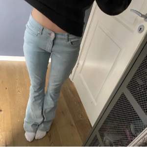 Ljusblåa lowwaist bootcut jeans från BikBok
