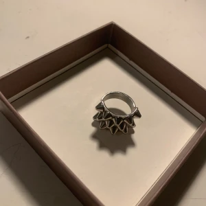 Edblad ring - Så fin edbladring, väl andvänd men inga defekter, kommer bara inte till andvändning lika mycket längre!🤍🤍