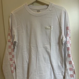 Vans topp  - Jättefin långärmad tröja i från Vans som aldrig är använd. Den har tryck på bröstet och på ärmarna.🤍