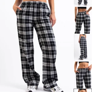 Rutiga pyjamas byxor - Nypris: 499 Aldrig använda, säljes pga för små och lämnades aldrig tillbaka  Rutiga pyjamasbyxor, svarta från madlady. Längd: Regular  Storlek: Medium 