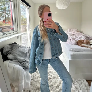 Jeansjacka - Sååå snygg jeansjacka i nyskick💙💙