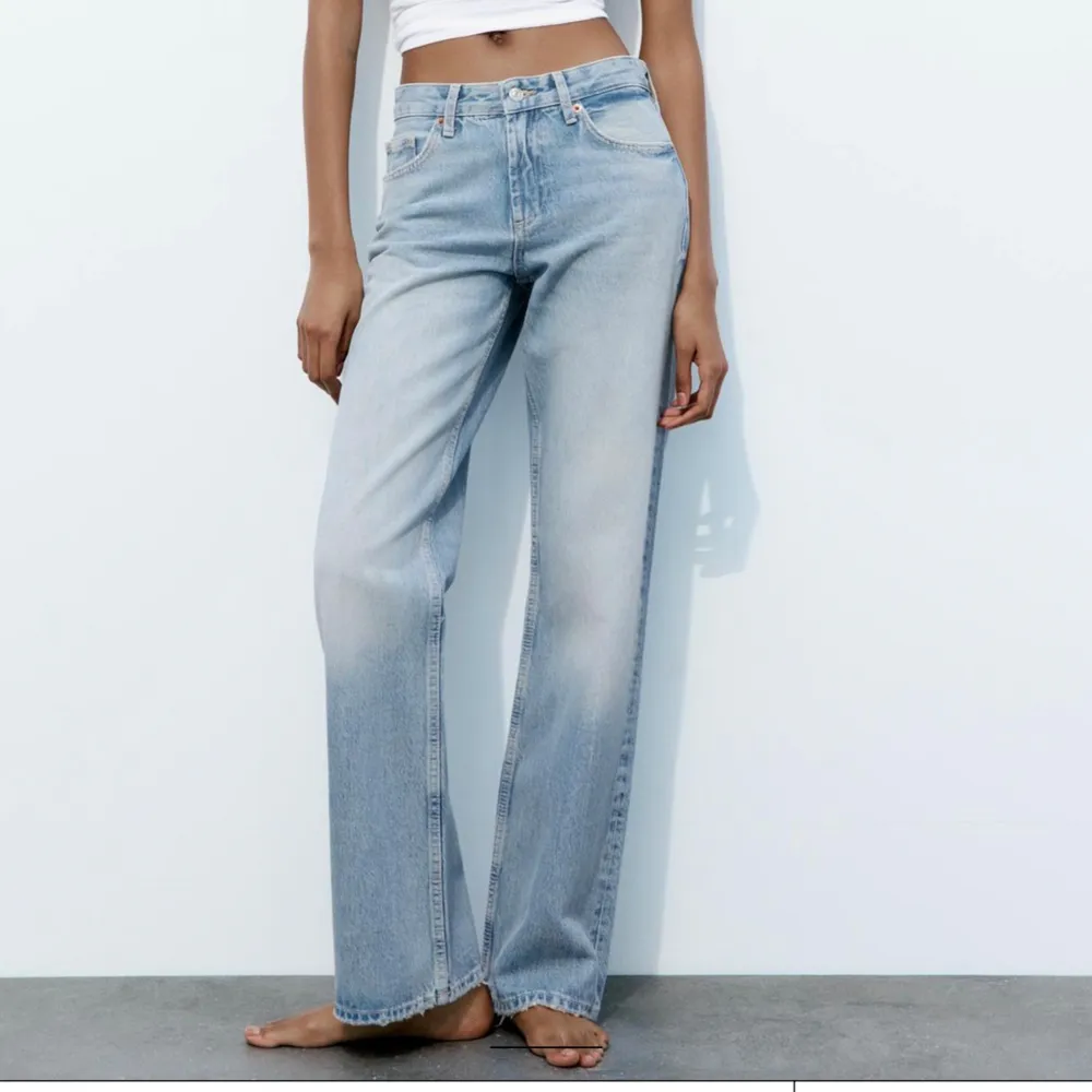 Jeans från Zara, köpta i januari, knappt använda. Fint skick! Storlek 34. Lågmidjade/mid. Går ner till golvet på mig som är 168 cm. Köpta för 399kr. Säljer för 130kr. Skriv om du vill köpa. Allt går genom plick.😊💕. Jeans & Byxor.