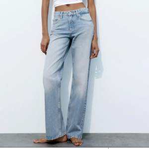 Jeans från Zara, köpta i januari, knappt använda. Fint skick! Storlek 34. Går ner till golvet på mig som är 168 cm. Köpta för 399kr. Säljer för 150kr. Skriv om du vill köpa. Allt går genom plick.😊💕