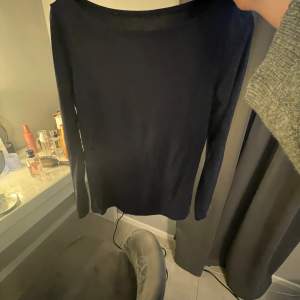Mörkblå intimissimi tröja i storlek S