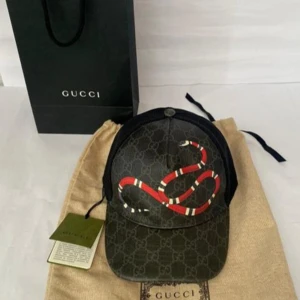 Gucci Keps - Den är i helt nytt skick,   Kan diskutera om pris! Gucci King Snake
