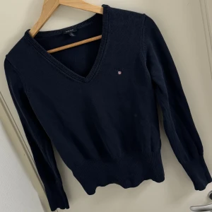 Mörkblå Gant collegetröja - Superfin marinblå / mörkblå gant collegetröja storlek M, fint skick. Passar S. Använder aldrig 