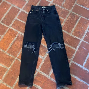 Svarta jeans med hål - Hög midja  Bra skick  Små i midjan 