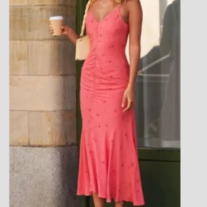 Adoore klänning  - En cerise rosa adoore klänning med små blommor på. En v-ringning med tunna band som är justerbara samt en dragkedja i sidan.  ALDRIG ANVÄND- lappar är på!  Pris går att diskutera. 