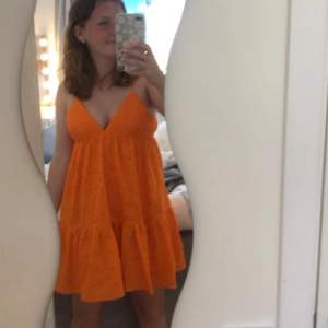 En orange Zara klänning som inte säljs längre. Dåpris låg på 399kr. Den är i helt nyskick, använt 3 gånger och säljer då den blivit för liten. Den passar mig som är kring 160cm och skulle passa folk upp mot 170cm. Den passar mig som har storlek S/M