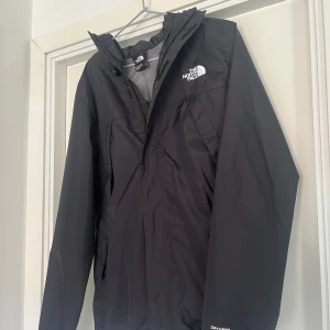 The North face jacka - Hej, säljer nu denna sjuk snygga regn/vind jacka från märket The North face. Jackan är i nyskick 10/10 storlek Small. Hör av dig om eventuella frågor!😁