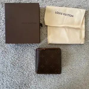 Tjena, säljer denna Louis Vuitton plånbok. Den är väldigt använd, se bilder. Lite hål och andra defekter. Det är en gammal årsmodell därav färgen/utseendet på boxen! Bara att höra av dig vid fler bilder/frågor.