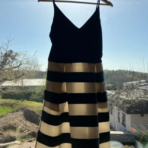 Härlig klänning! - Oanvänd klänning från Swing! Orginal pris ligger på 119.99 EU.