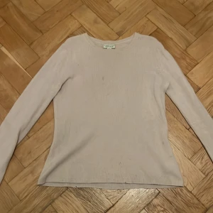 Kashmir tröja - Säljer denna skit snygga adrienne vittadini Kashmir tröjan! Perfekt till sommaren då den är lite tunnare och man blir inte lika varm, den är lite smutsig på bilderna men den ska kemtvättas innan jag skickar den! Storlek M men passar en xs och s