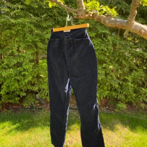 Manchester byxor  - Suuuperfina Manchesterbyxor från Pret a Porter som är i nyskick.  Byxorna passar dig med långa ben 🩶  Önskar de passade mig men var tyvärr lite långa för mig (173)  Kontakta mig för mer info/bilder