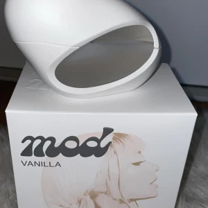 Ariana Grande Mod Vanilla 100ml - Jättegod parfym från Ariana Grande! Mod Vanilla, 100ml. Ca 85% kvar (ser ut som mindre men det är så flaskan är designad,🫶🏻). Nypris ca 700kr, säljer för 350🤍 