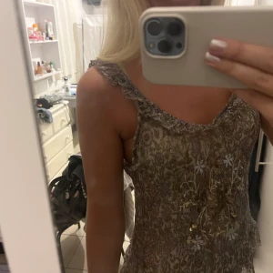 Topp Multi färgad  - Säljer denna så unika och snygga toppen med volanger upptill och nedtill💕